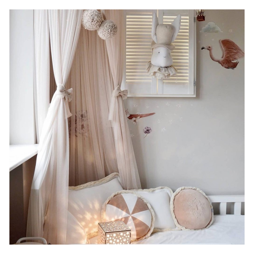 Tiulowy baldachim z pomponami  - MySweetRoom