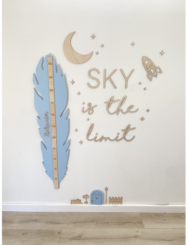 Drewniany napis "Sky is the...