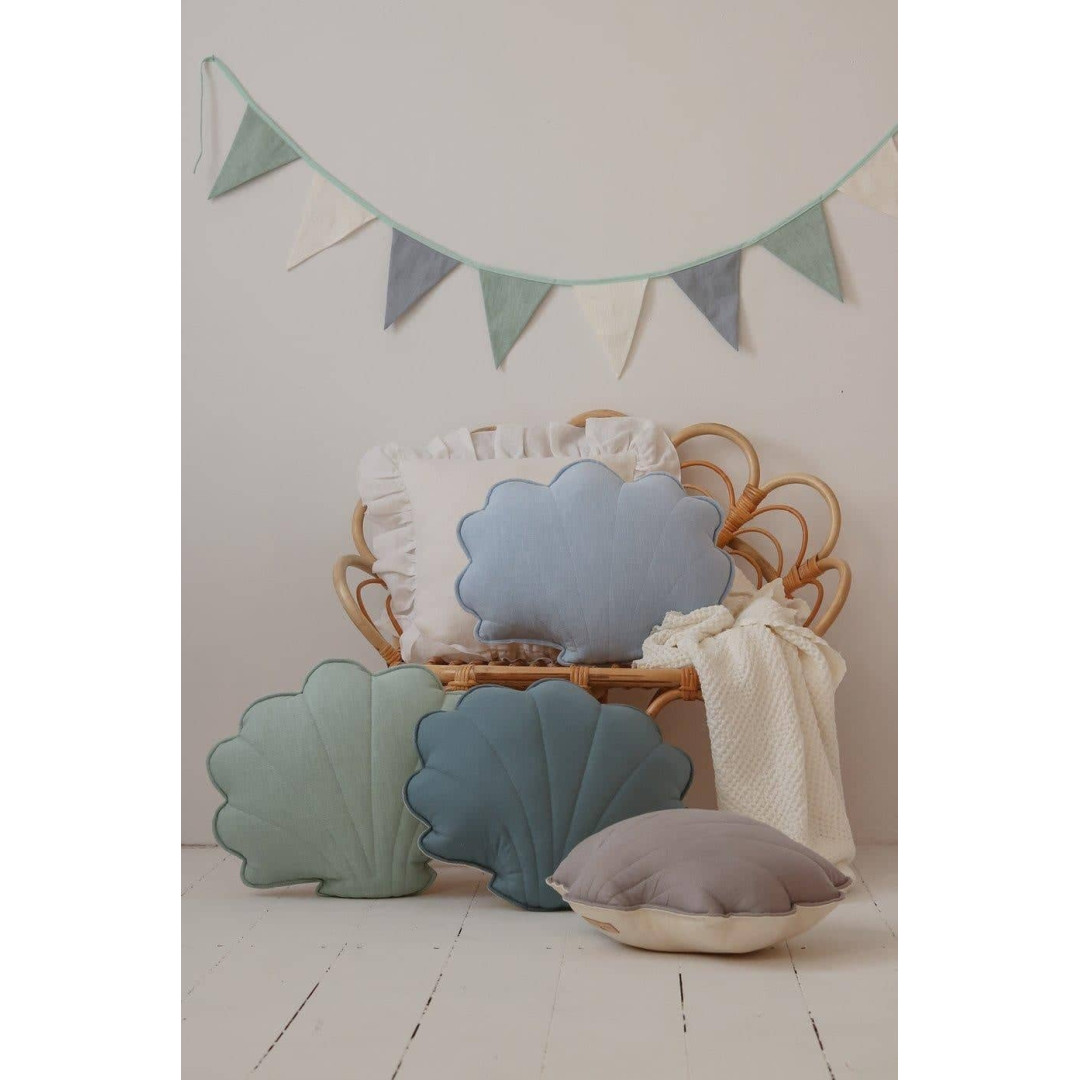 Lniana poduszka dekoracyjna muszla "Baby blue"