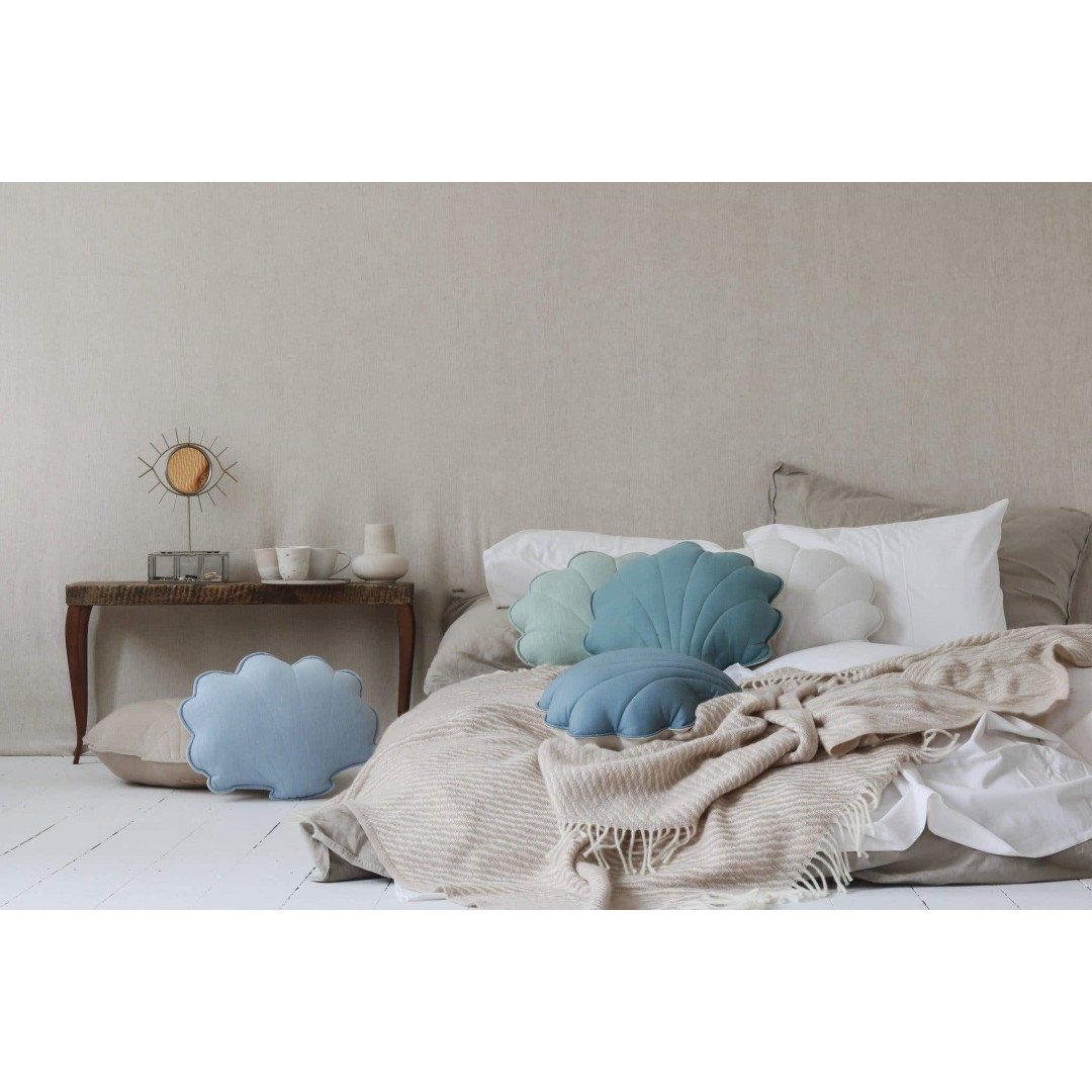 Lniana poduszka dekoracyjna muszla "Baby blue"