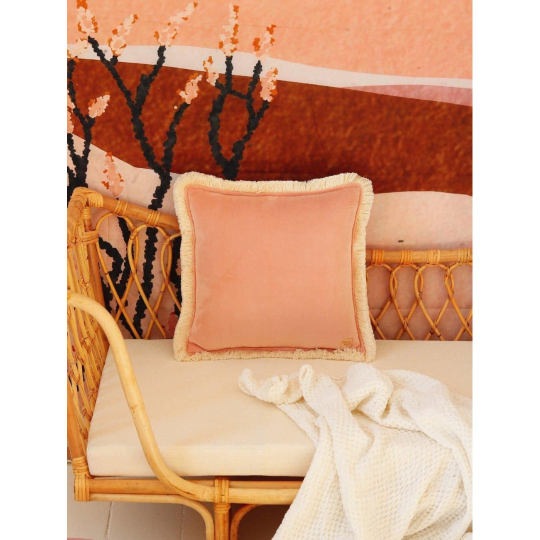 Poduszka dekoracyjna soft velvet z frędzlami "Peach fuzz"