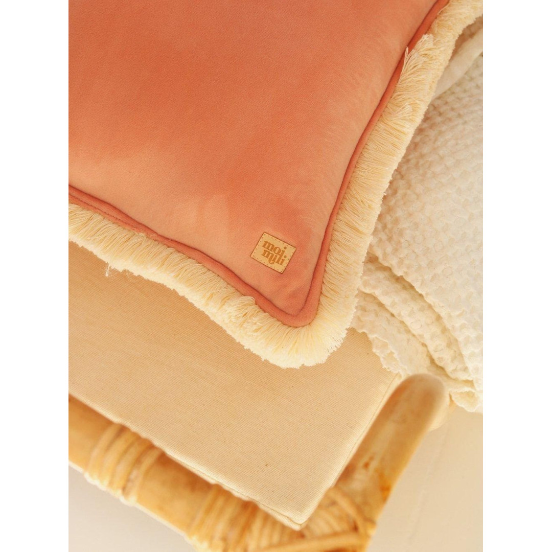 Poduszka dekoracyjna soft velvet z frędzlami "Peach fuzz"