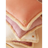 Poduszka dekoracyjna soft velvet z frędzlami "Peach fuzz"