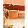 Karmelowa poduszka dekoracyjna soft velvet z frędzlami