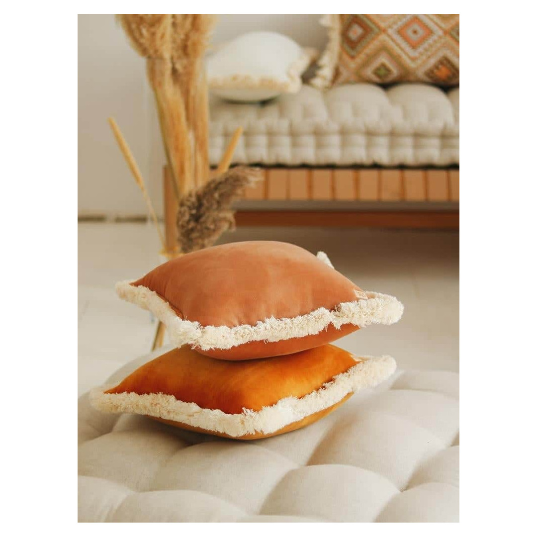 Musztardowa poduszka dekoracyjna soft velvet z frędzlami