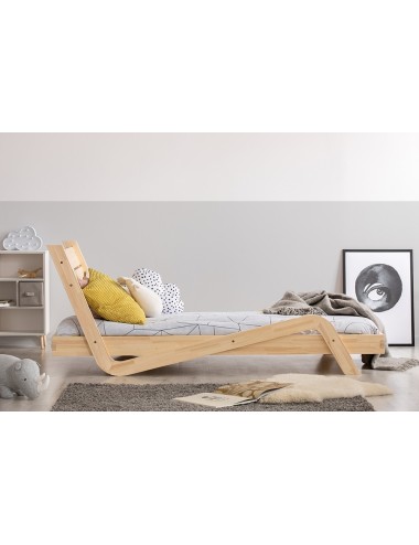Drewniane łóżko dziecięce w kształcie leżaka