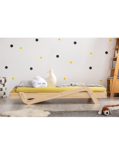 Drewniane łóżko dziecięce w kształcie leżaka