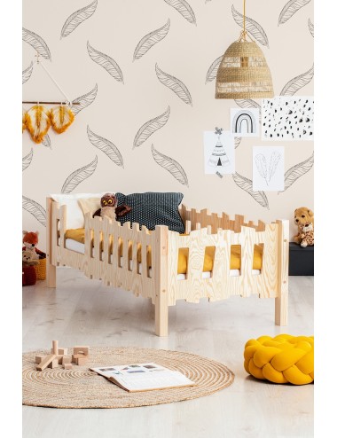 Drewniane łóżko dziecięce z barierką - płotkiem