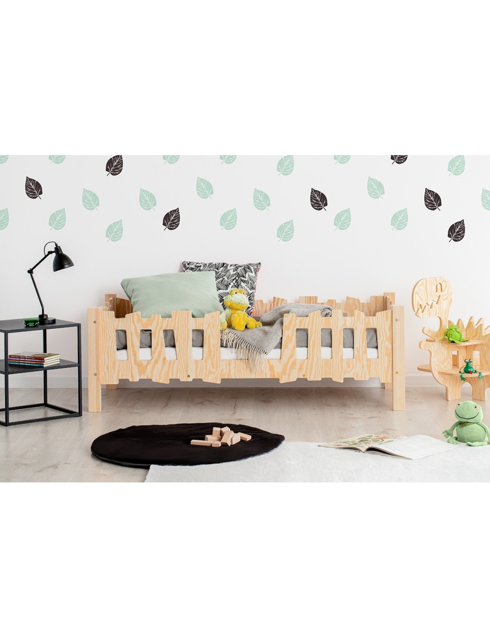 Drewniane łóżko dziecięce z barierką - płotkiem