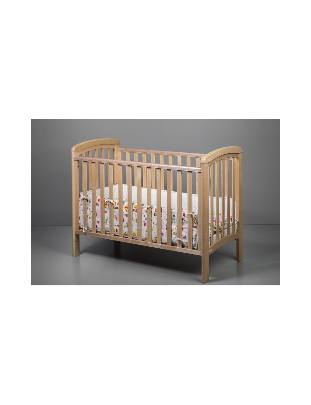 Drewniane łóżeczko niemowlęce z opuszczonym bokiem