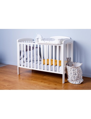 Drewniane łóżeczko niemowlęce z wyjmowanymi szczebelkami