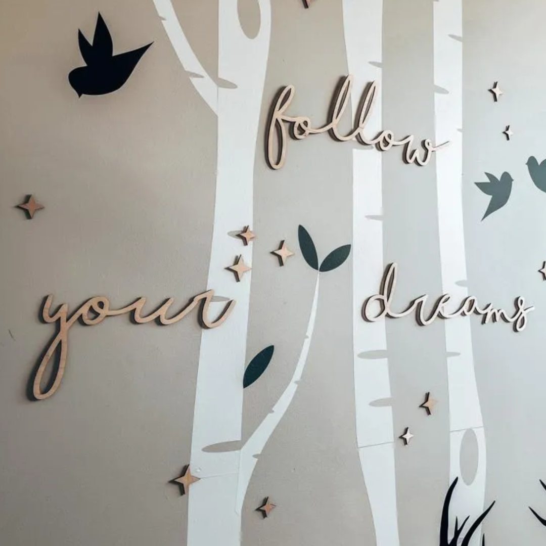 Dekoracja ścienna do pokoju dziecięcego drewniany napis “follow your dreams”