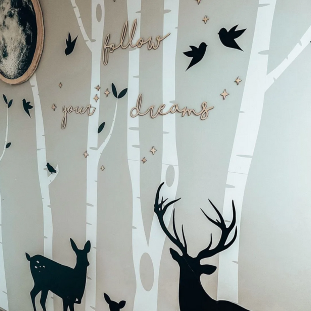 Dekoracja ścienna do pokoju dziecięcego drewniany napis “follow your dreams”