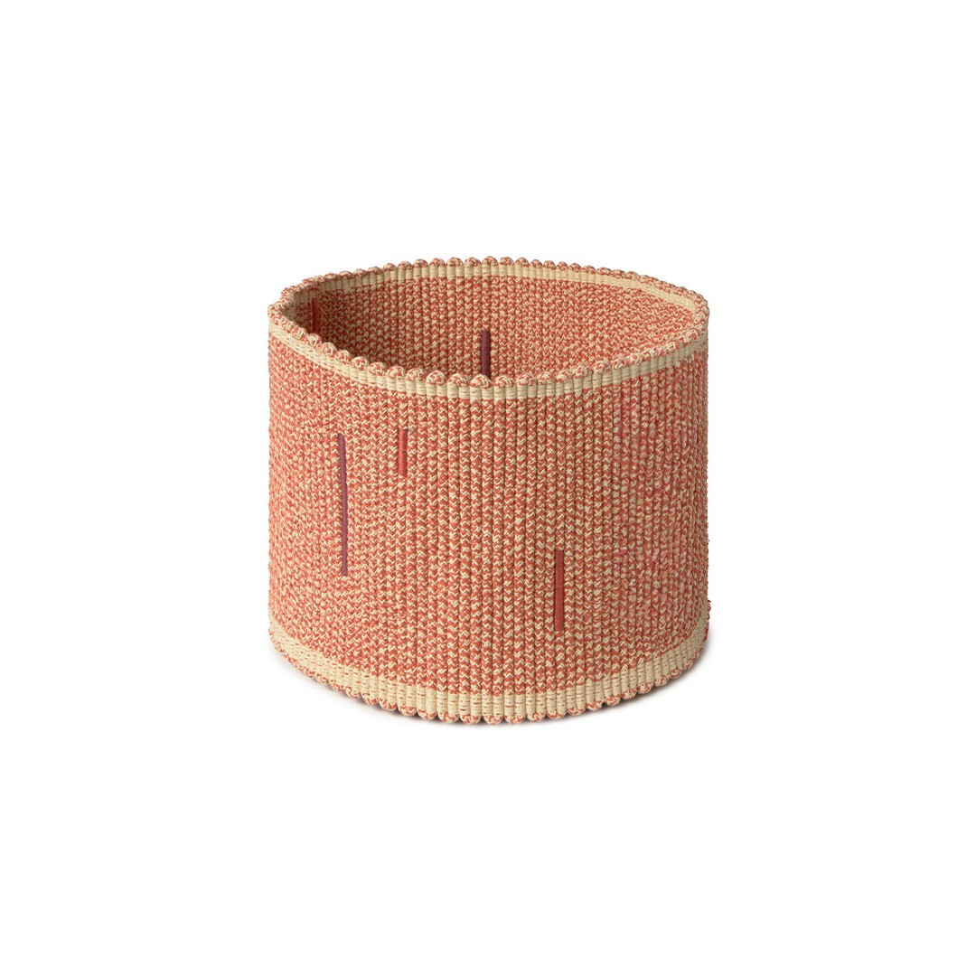 Ręcznie pleciony kosz Lorena Canals – Terracotta Silent Geometry