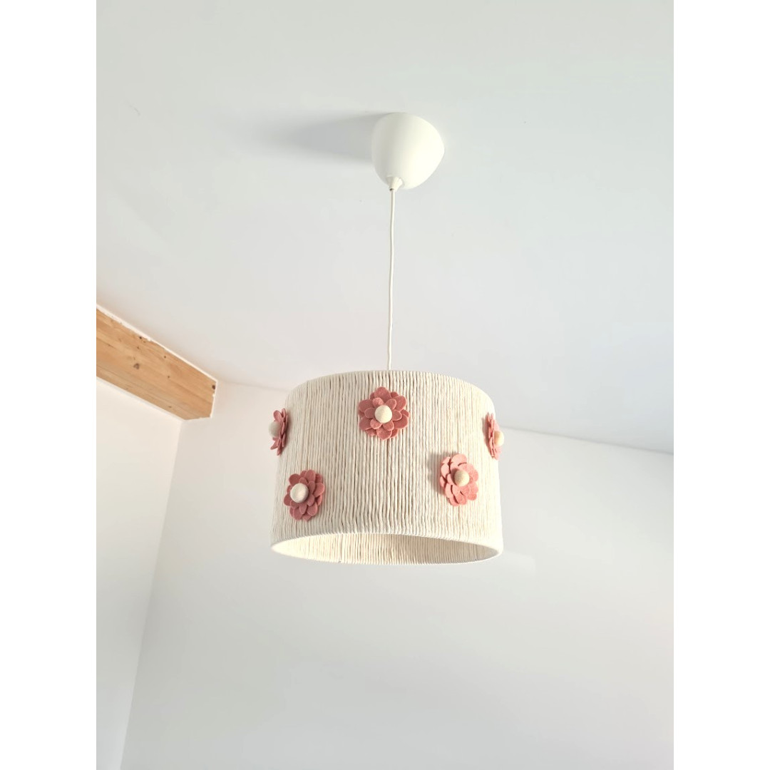 Dziecięca lampa sufitowa z kwiatami – bajkowy klimat