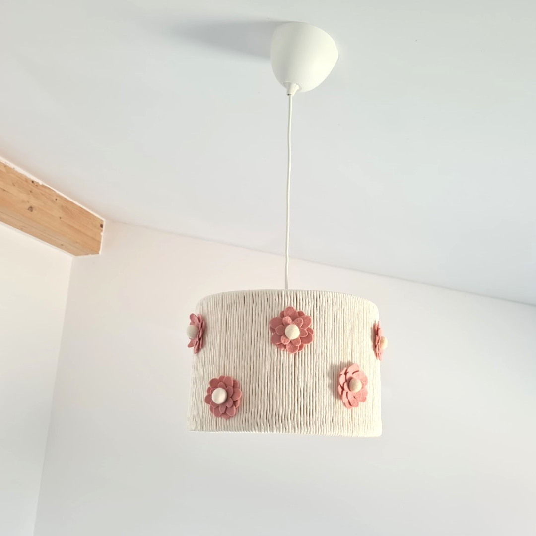 Dziecięca lampa sufitowa z kwiatami – bajkowy klimat