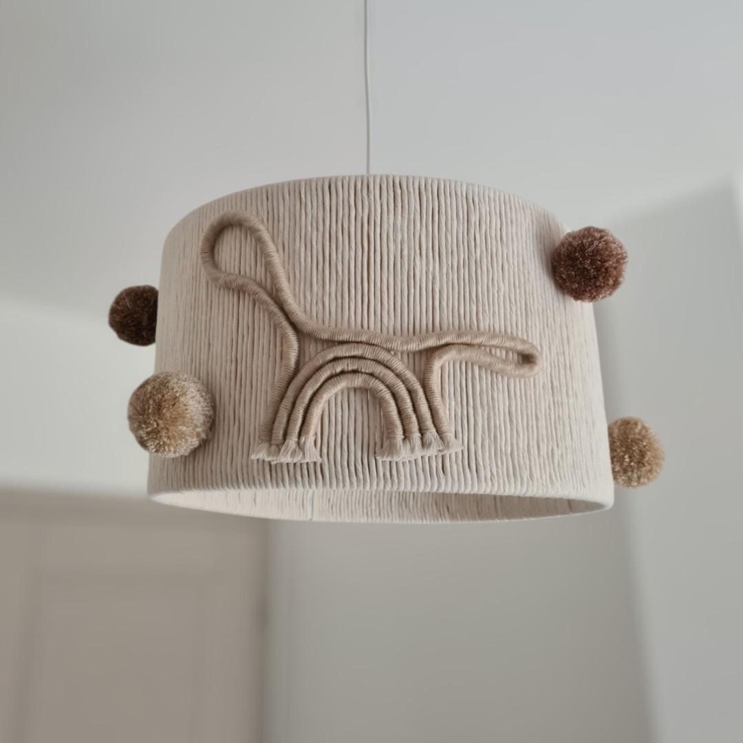 Lampa wisząca dla dzieci – boho dinozaur ze sznurka i pompony