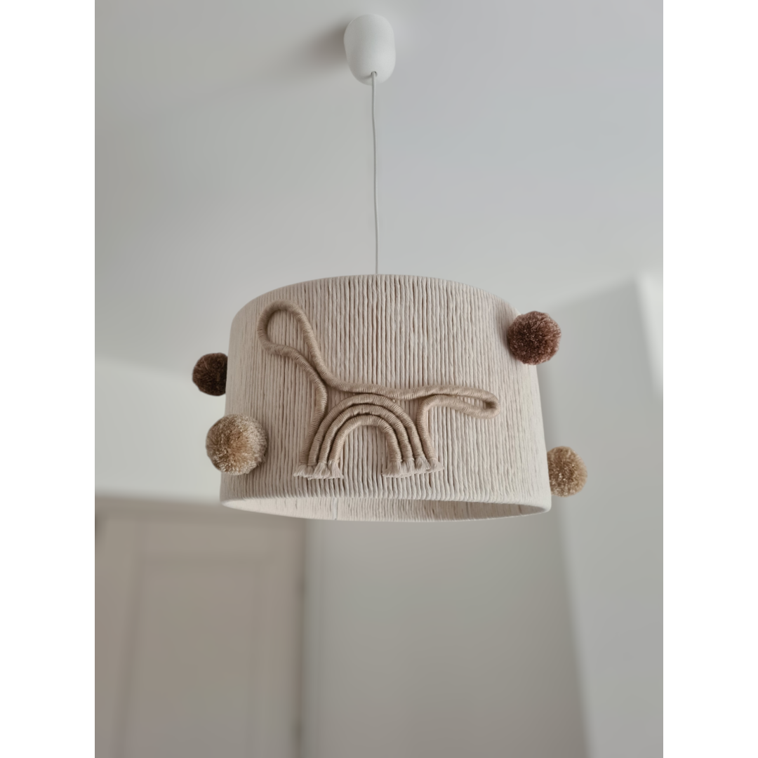 Lampa wisząca dla dzieci – boho dinozaur ze sznurka i pompony