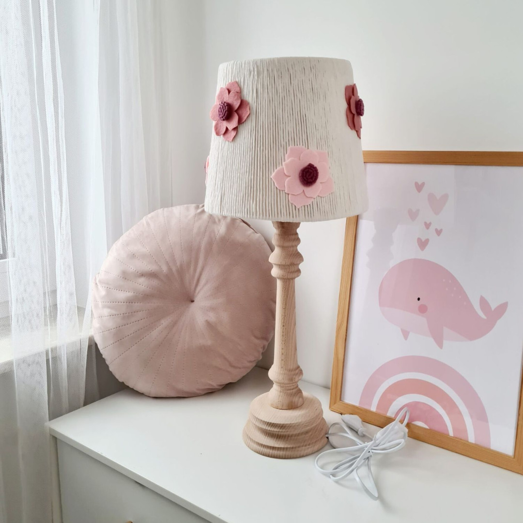 Lampka nocna „Filcowe Kwiaty” – Przytulne światło dla dziewczynki