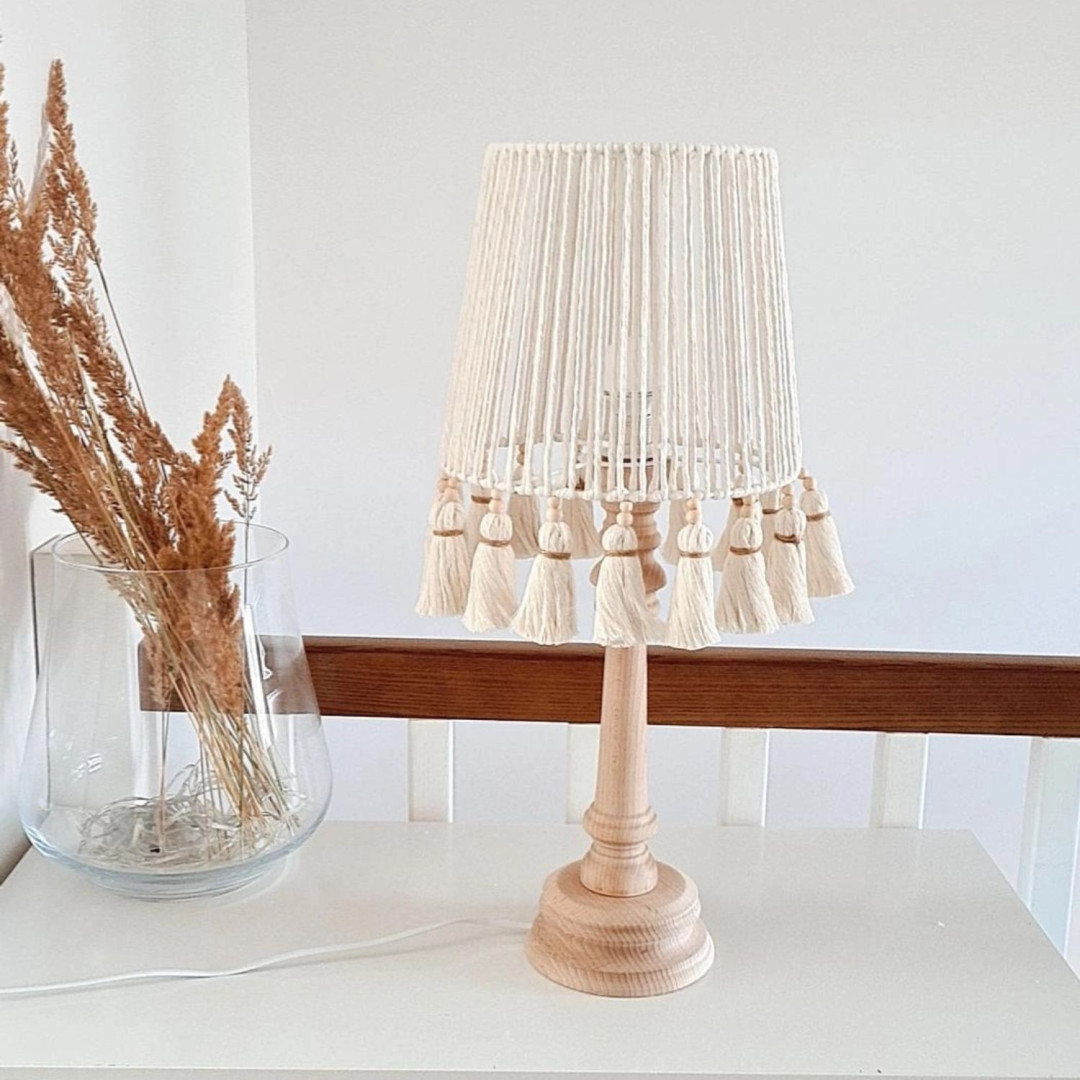 Lampka nocna boho z frędzlami – styl, natura i ciepło