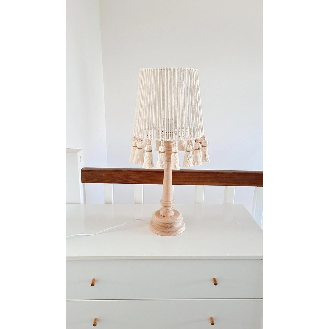 Lampka nocna boho z frędzlami – styl, natura i ciepło