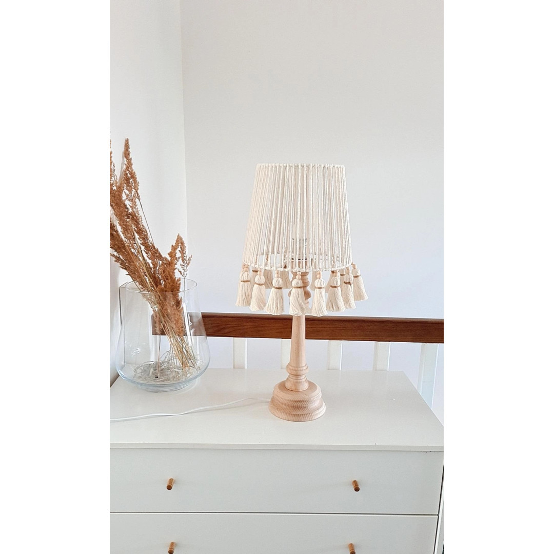 Lampka nocna boho z frędzlami – styl, natura i ciepło