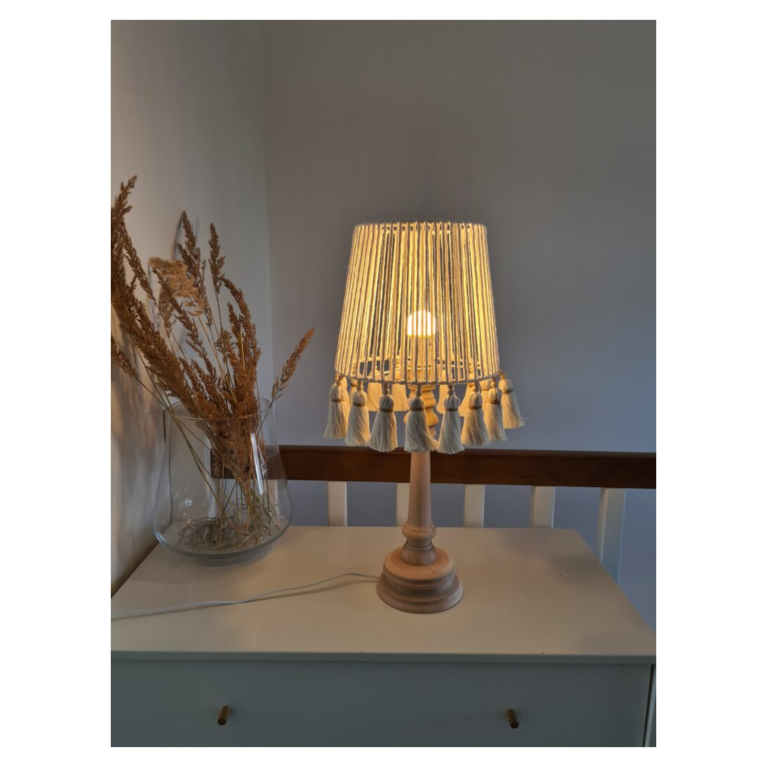 Lampka nocna boho z frędzlami – styl, natura i ciepło