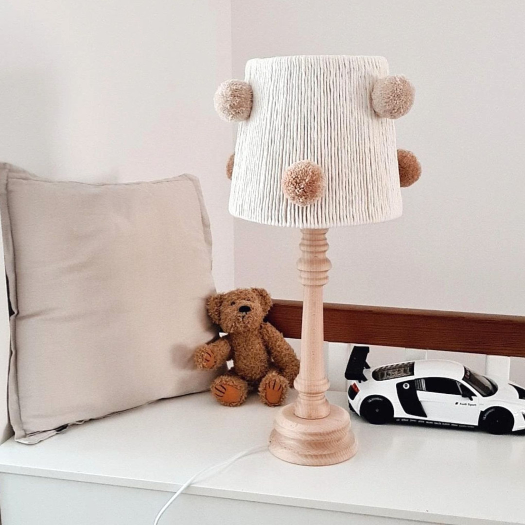 Lampka nocna dla chłopca – drewniana z pomponami