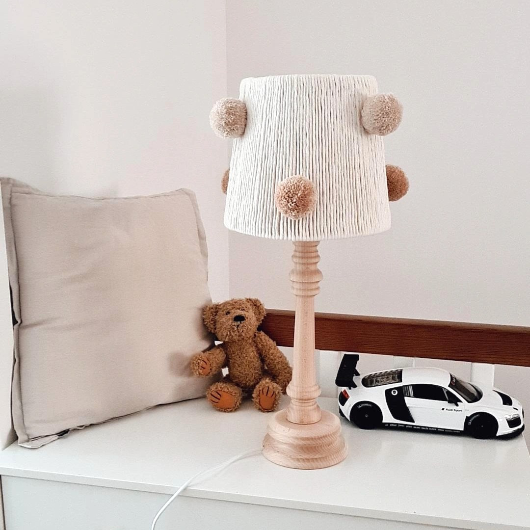 Lampka nocna dla chłopca – drewniana z pomponami
