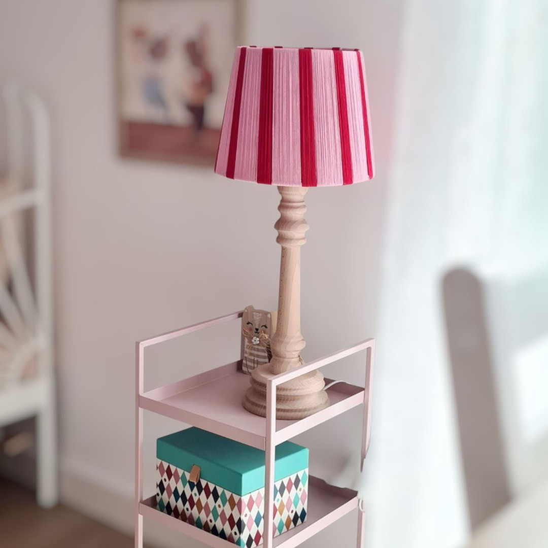 Ręcznie pleciona lampka nocna boho – różowo-czerwona