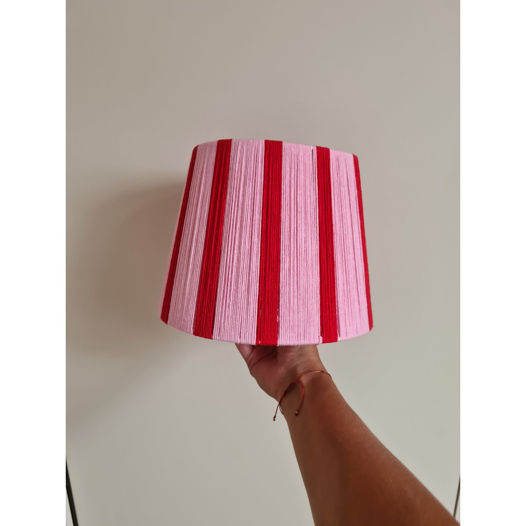 Ręcznie pleciona lampka nocna boho – różowo-czerwona
