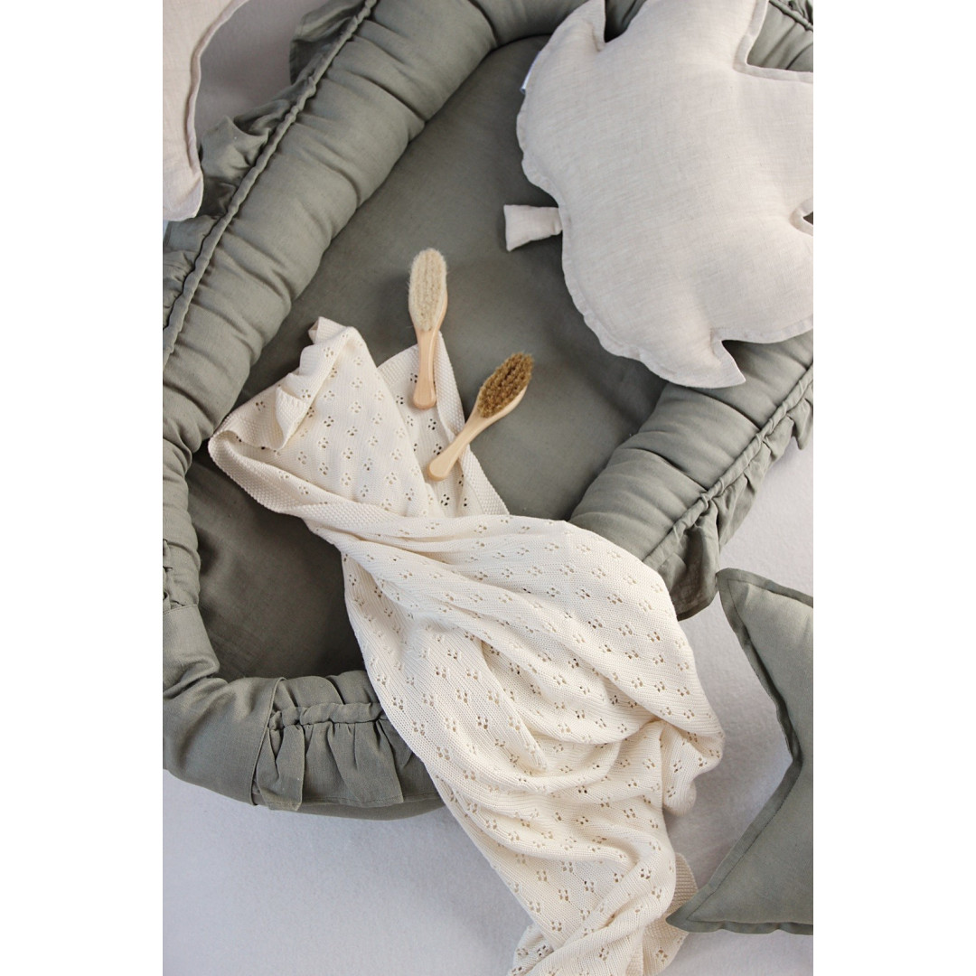 Gniazdko niemowlęce Pure Nature z falbanką (oliwkowe) - Cotton&Sweets