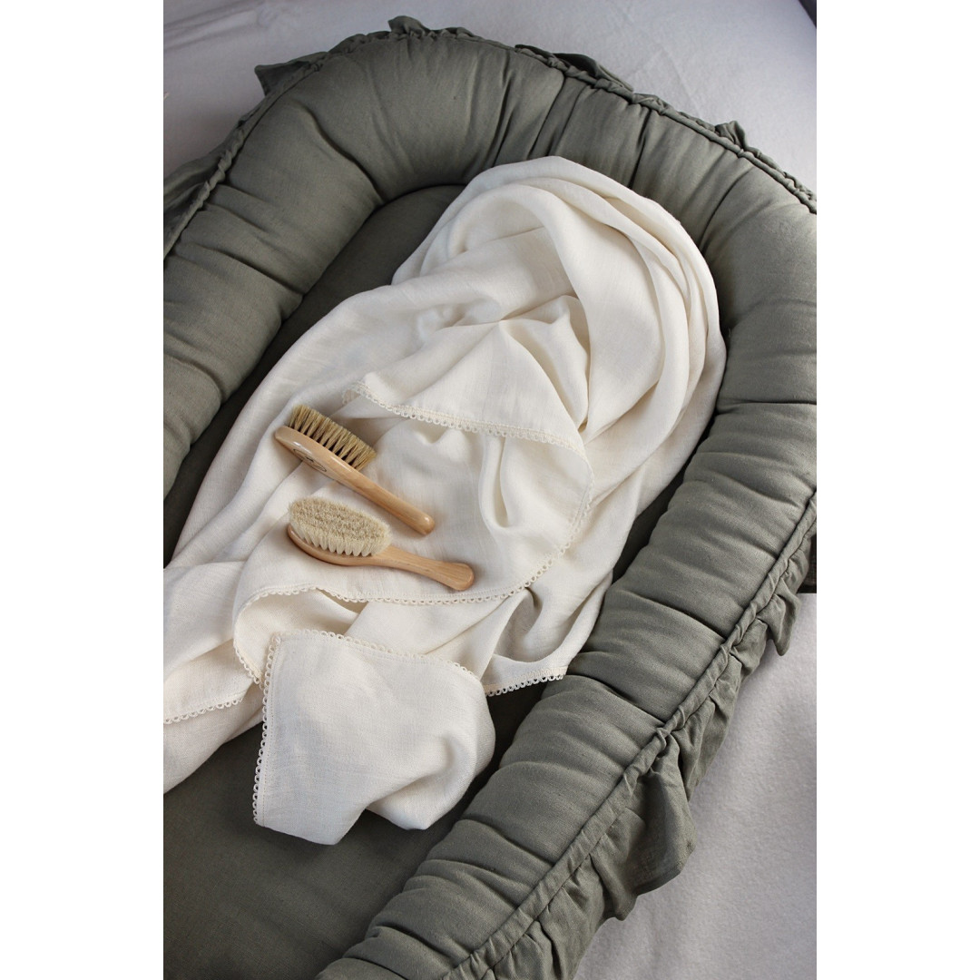 Gniazdko niemowlęce Pure Nature z falbanką (oliwkowe) - Cotton&Sweets