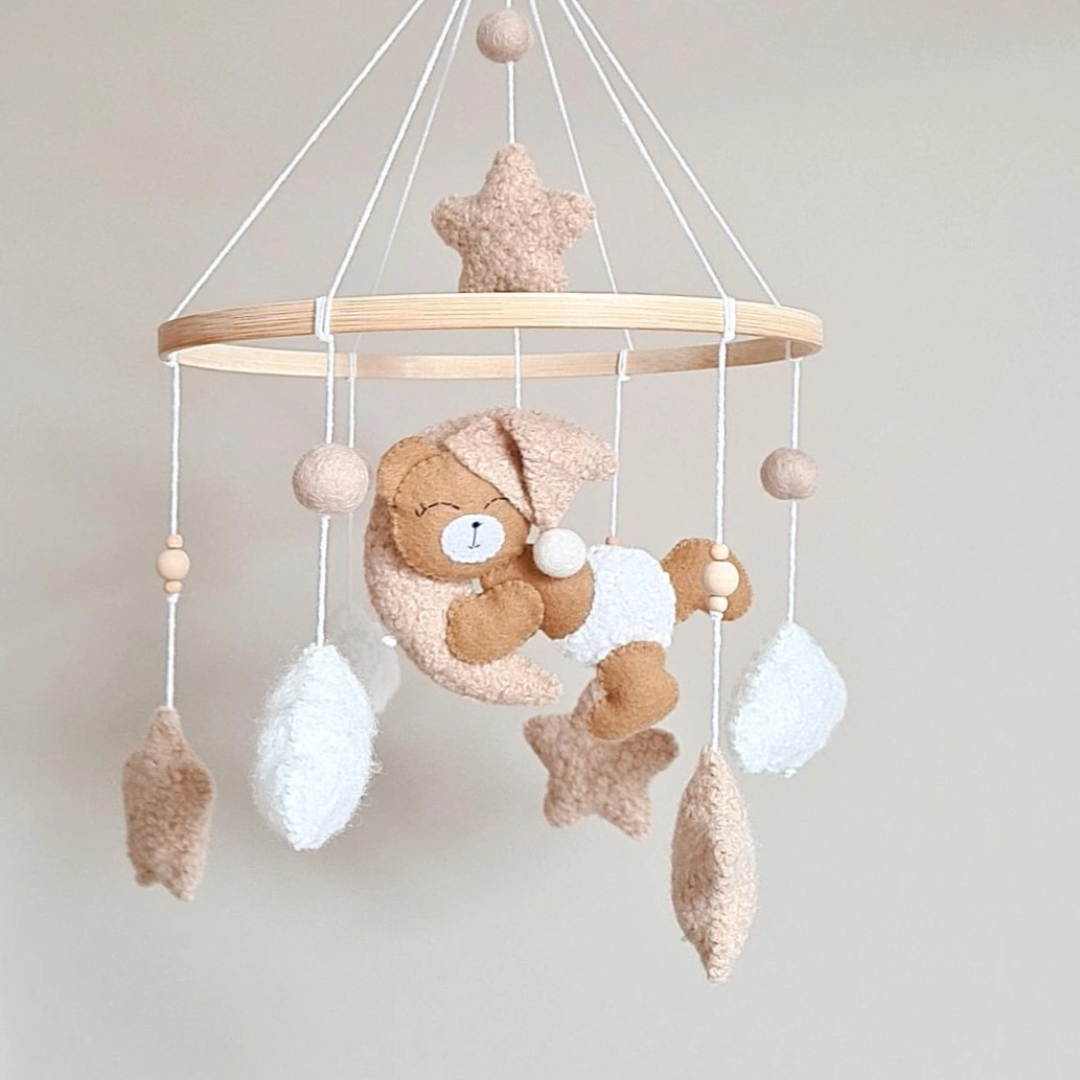 Karuzela nad łóżeczko MIŚ NA KSIĘŻYCU – Styl Boho Handmade