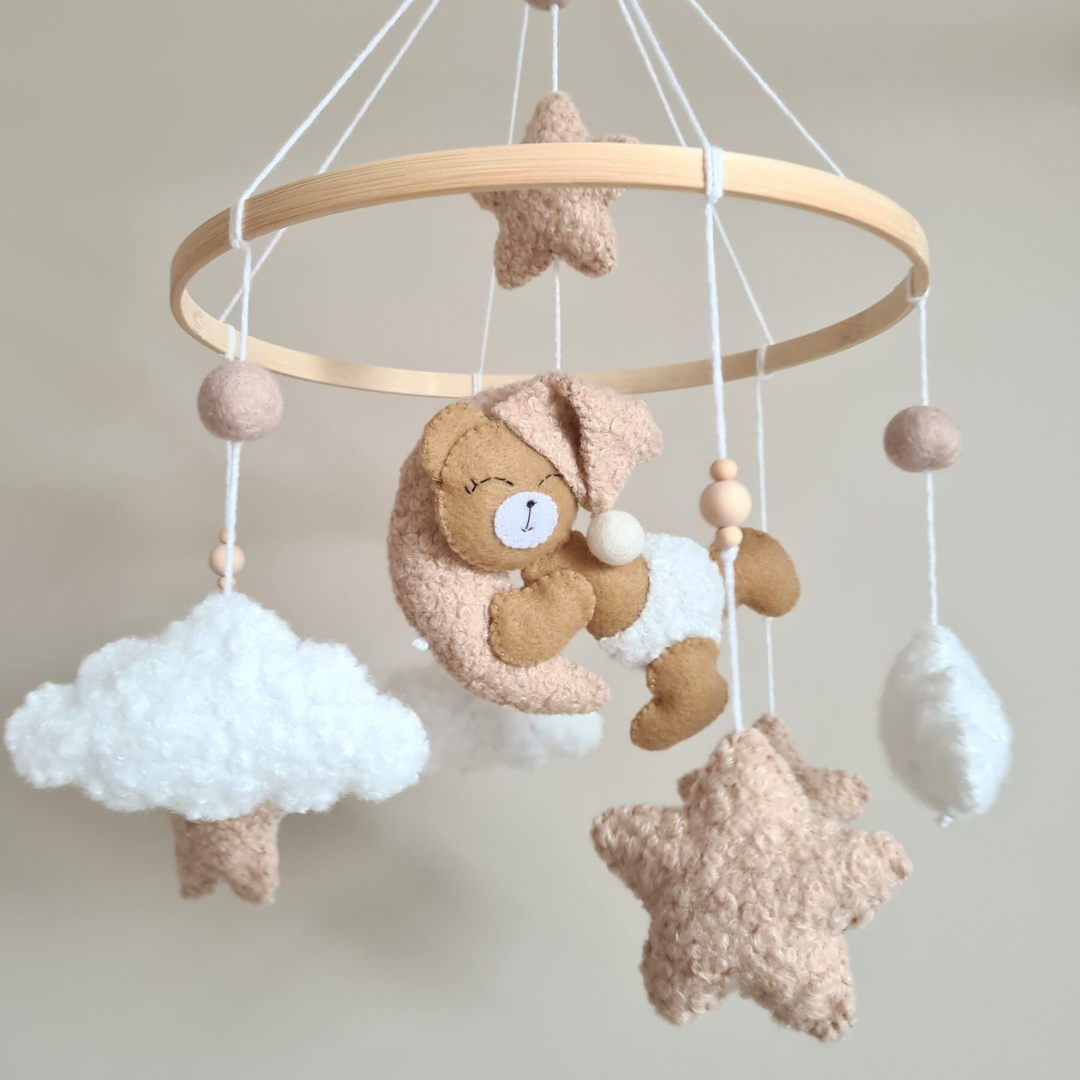 Karuzela nad łóżeczko MIŚ NA KSIĘŻYCU – Styl Boho Handmade